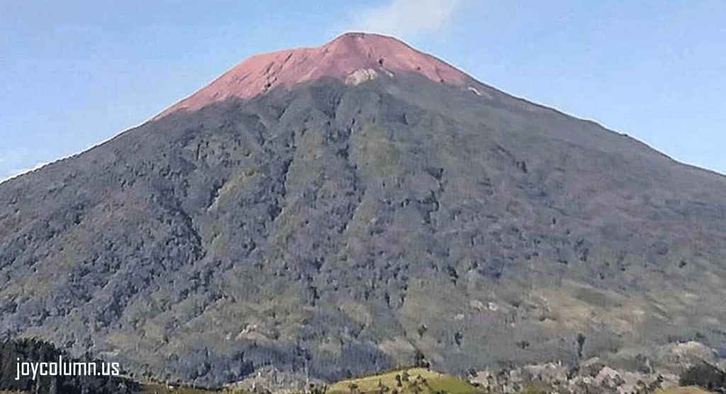 Aksi Nekat 2 Pendaki Turun ke Kawah Gunung Slamet Viral, Berujung Panen Hujatan