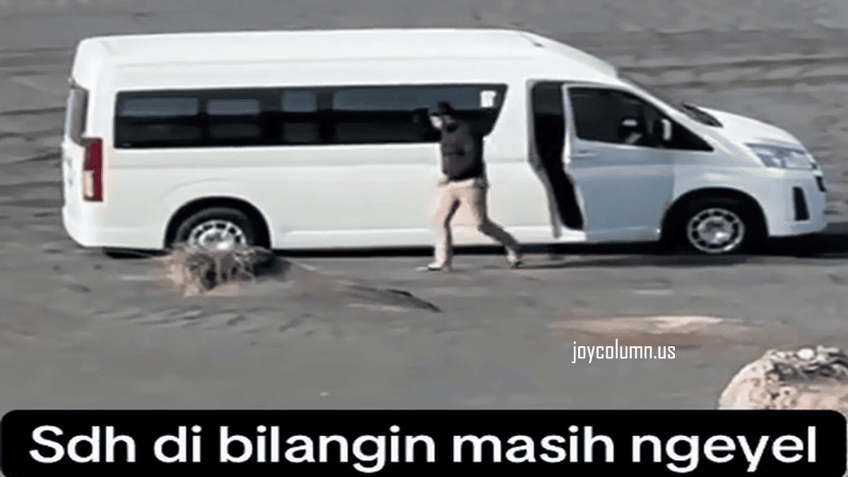 Viral! Minibus Elf Terjebak di Lautan Pasir Gunung Bromo